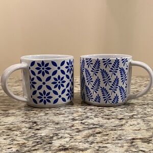 Set of 2 Blue and White Ceramic Mugs Floral and Leaf Pattern 14 oz